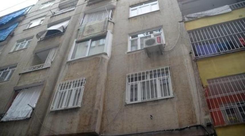 Tartıştığı eşini tabancayla vurup &ouml;ld&uuml;rd&uuml;