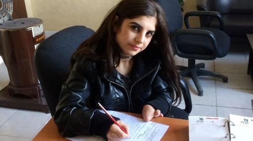 Bedensel Engelli Gen&ccedil; Kızın Okuma Azmi