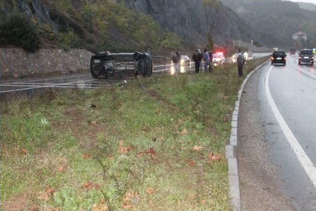 Yoldan &Ccedil;ıkan Otomobil Takla Attı 1