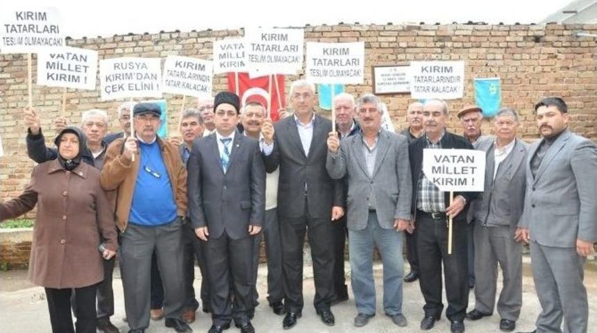 Kırımlılar Putin’i Protesto Etti