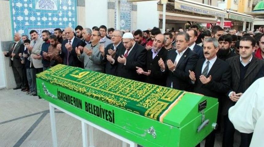 Bı&ccedil;aklanarak &Ouml;ld&uuml;r&uuml;len Sp&rsquo;li Başkanın Oğlu Son Yolculuğuna Uğurlandı