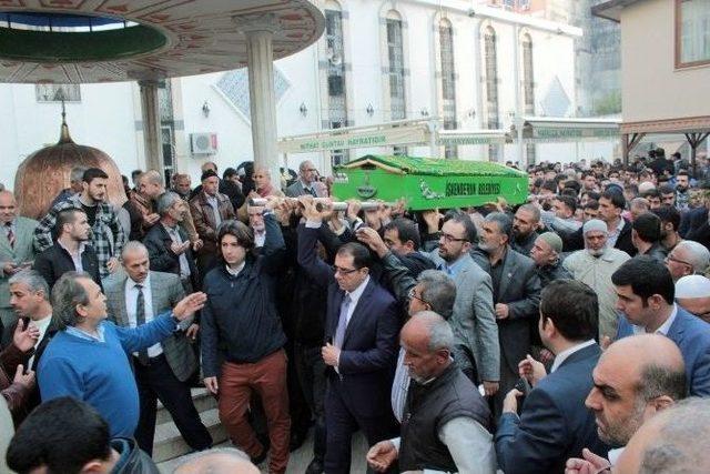 Bıçaklanarak Öldürülen Sp’li Başkanın Oğlu Son Yolculuğuna Uğurlandı