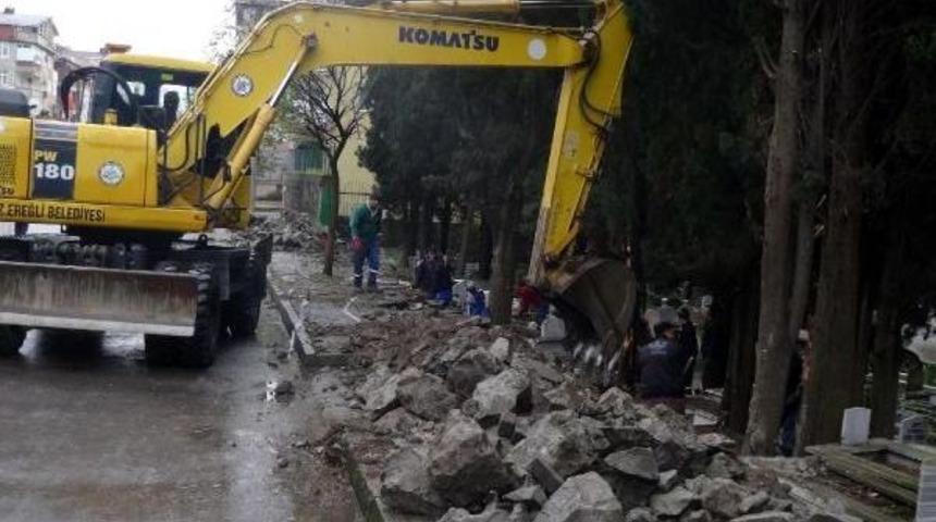 &Ccedil;&ouml;ken istinat duvarı 12 mezara zarar verdi