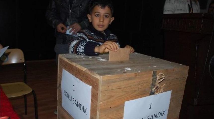 K&uuml;&ccedil;&uuml;k &Ouml;ğrencinin Vaatleri Başkanlık Getirdi