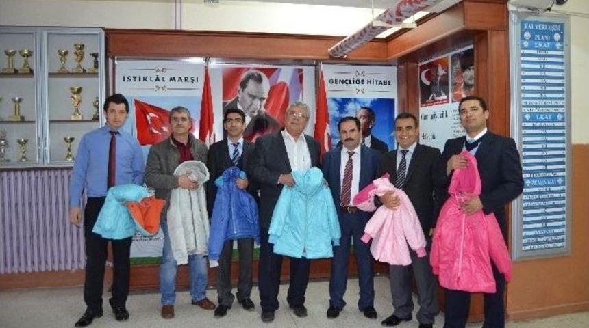 Salihli Tso, &Ouml;ğrencilere Mont Dağıttı