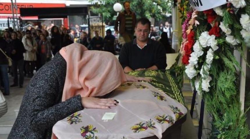 Barıştığı eski eşinin &ouml;ld&uuml;rd&uuml;ğ&uuml; kadın, g&ouml;zyaşlarıyla uğurlandı