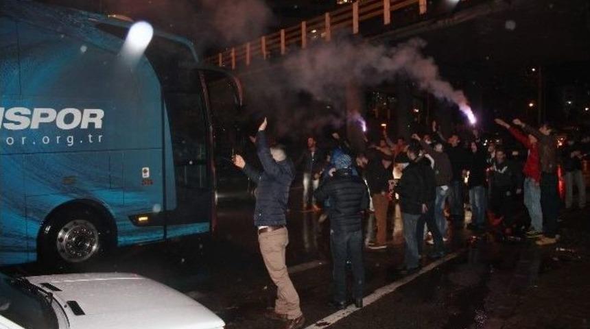 Trabzonsporlu Taraftarlarlar Takımlarını Meşalelerle Uğurladı