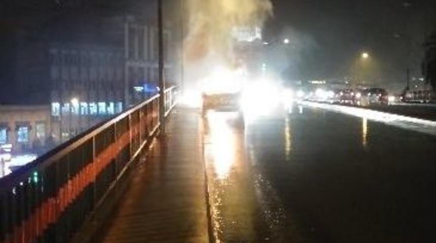 Son Model Otomobil Alev Alev Yandı