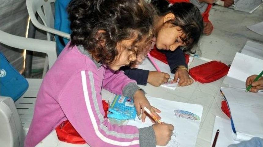 Suriyeli &Ccedil;ocuklar İ&ccedil; D&uuml;nyalarını Resimlere Yasıtıyor