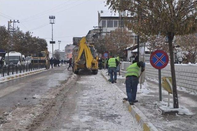 Özalp’ta Kar Temizleme Çalışmaları