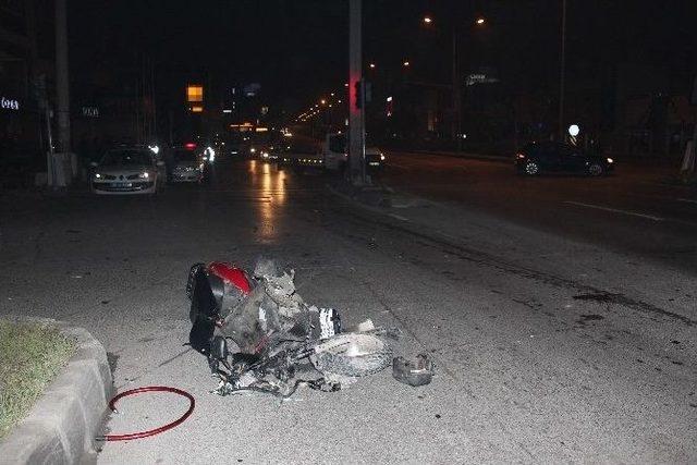 Motosiklet Kamyonete &Ccedil;arptı: 1 Yaralı 1