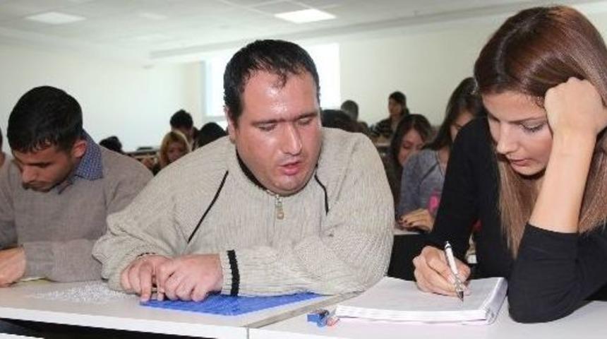 Karanlık D&uuml;nyasını Şiir Ve Birincilikler Aydınlatıyor