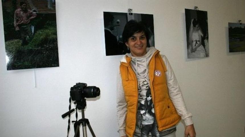 Spastik Engelli Gen&ccedil;, Kendisini İfade Etmek İ&ccedil;in Fotoğraf Sergisi A&ccedil;tı