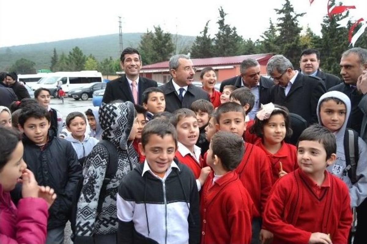 Başkan Erdem Spor Kompleksi A&ccedil;ılışında Voleybol Oynadı