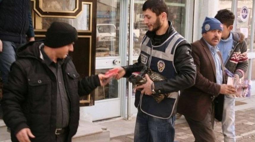 Polisten Vatandaşlara Dolandırıcılarla İlgili Broşürlü Uyarı