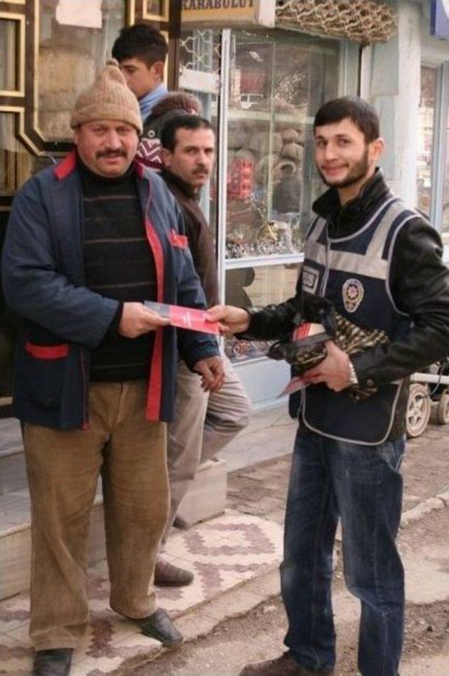 Polisten Vatandaşlara Dolandırıcılarla İlgili Broşürlü Uyarı 1