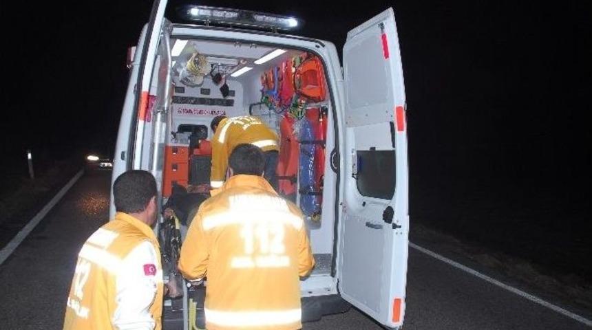 Kamyon, Yolcu Minib&uuml;s&uuml;ne &Ccedil;arptı: 3 Yaralı