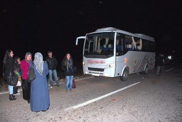 Kamyon, Yolcu Minib&uuml;s&uuml;ne &Ccedil;arptı: 3 Yaralı 1