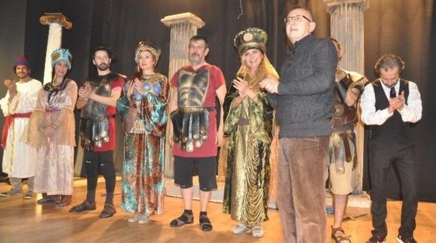 Keşan&rsquo;da &rsquo;kadın İsterse&rsquo; İsimli Tiyatro Oyunu Beğeni Topladı