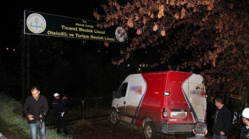 Trafik Kazasında Olası Faciayı Okul Kapısı &Ouml;nledi