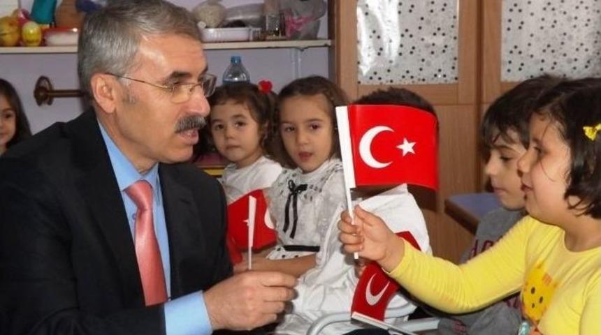 Altınok, Miniklere T&uuml;rk Bayrağı Dağıttı