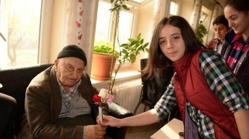 Bilgi Merkezi &Ouml;ğrencilerinden Huzurevine Ziyaret