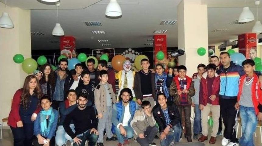 Gen&ccedil;ler Zihinsel Engelli &Ccedil;ocukları Eğlendirdi