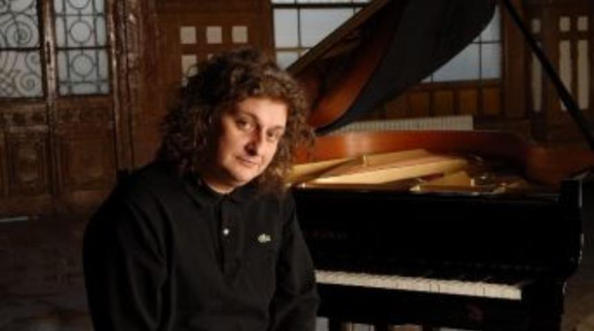 Tuluyhan Uğurlu, Piyanosuyla Doğanın G&ouml;zyaşlarını Anlatıyor