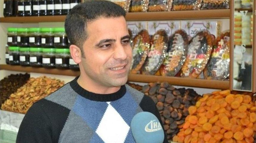 Kinski&rsquo;nin Kayısıya İlgisi Esnafın Y&uuml;z&uuml;n&uuml; G&uuml;ld&uuml;rd&uuml;