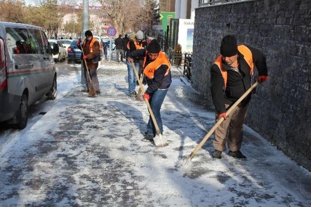 Erzurum&rsquo;da Kaldırmlar Ve S&uuml;s Havuzları Buz Tuttu