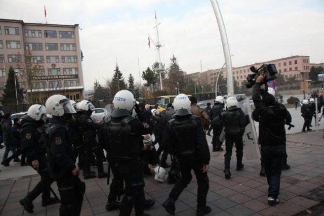 Chp gençlik kolları'nın tbmm önündeki eylemine polis müdahalesi (2)