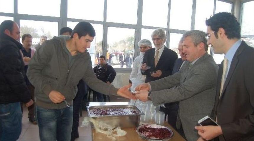 Lapseki Meslek Y&uuml;ksek Okulunda Aşure Dağıtımı