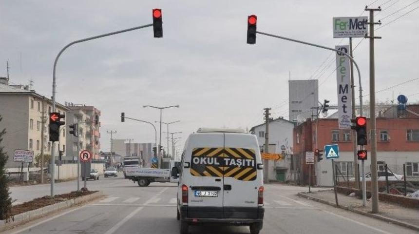 Karayolları, Tehlikeli Kavşaklara Sinyalizasyon Kurdu