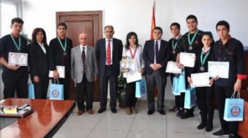 &lsquo;altın Kep&ccedil;e&rsquo; Yarışmasında 3 Madalya Kazanan Mersinli &Ouml;ğrencilerden Kaymakam &Ouml;zarslan7a Ziyaret