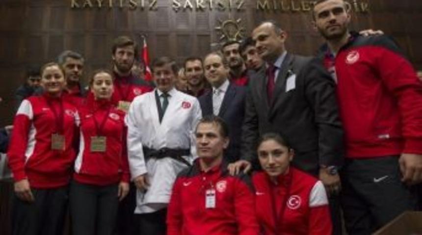 Başbakan Davutoğlu, Kağıtsporlu Tuba&rsquo;yı Tebrik Etti