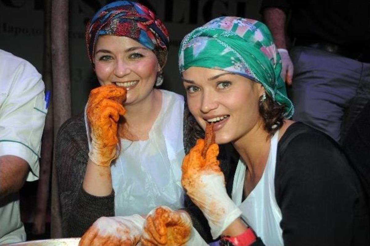 Rus Ve Ukraynalı Gelinlerin &Ccedil;iğ K&ouml;fteyle İmtihanı