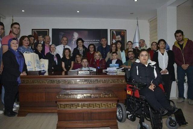 Engellilerden Başkan G&uuml;rlesin&rsquo;e Ziyaret 1