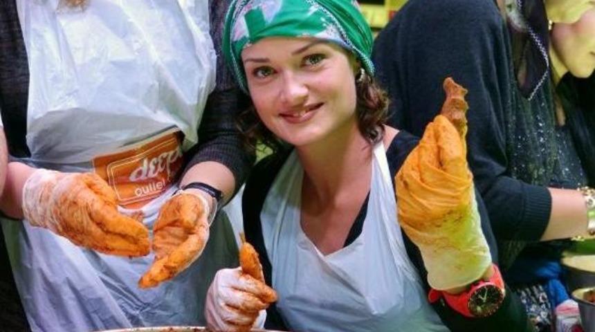 Rusya ve ukraynalı gelinlerin &ccedil;iğ k&ouml;fte yarışı