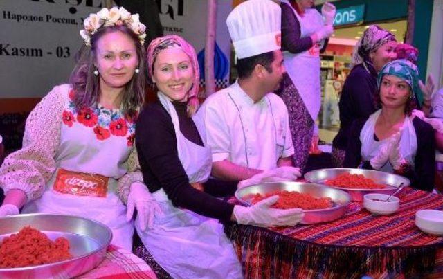 Rusya ve ukraynalı gelinlerin &ccedil;iğ k&ouml;fte yarışı 1