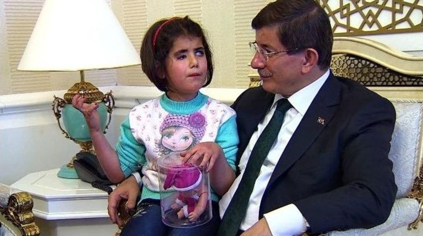 Başbakan Davutoğlu&rsquo;ndan G&ouml;rme Engelli Miniğe İlgin&ccedil; Teklif