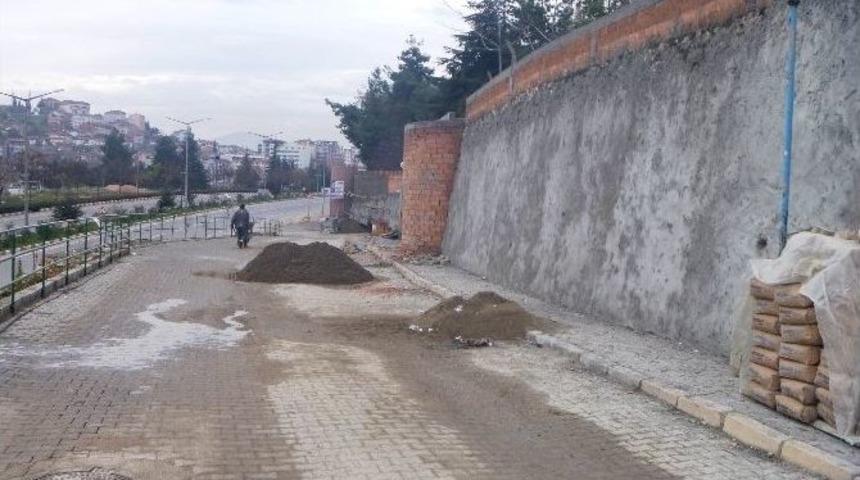 Tugay Komutanlığı &Ccedil;evresine Duvar &Ouml;r&uuml;l&uuml;yor