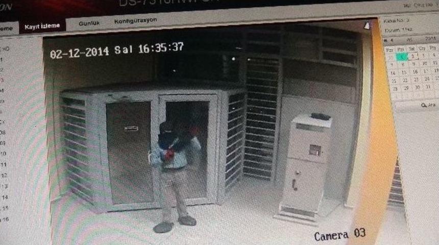 &ldquo;bomba Var&rdquo; Dedi Bankayı Soymaya &Ccedil;alıştı