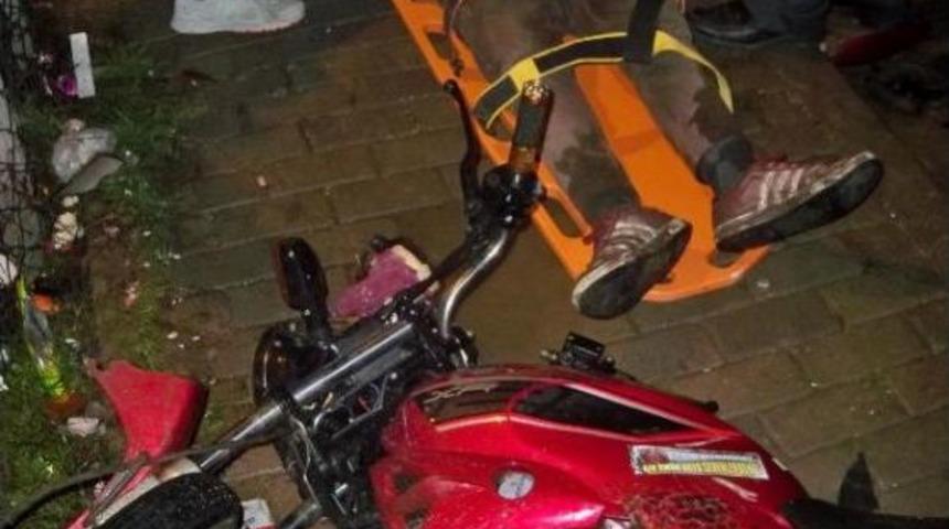 Otomobille &ccedil;arpışan motosikletteki 2 gen&ccedil; ağır yaralandı