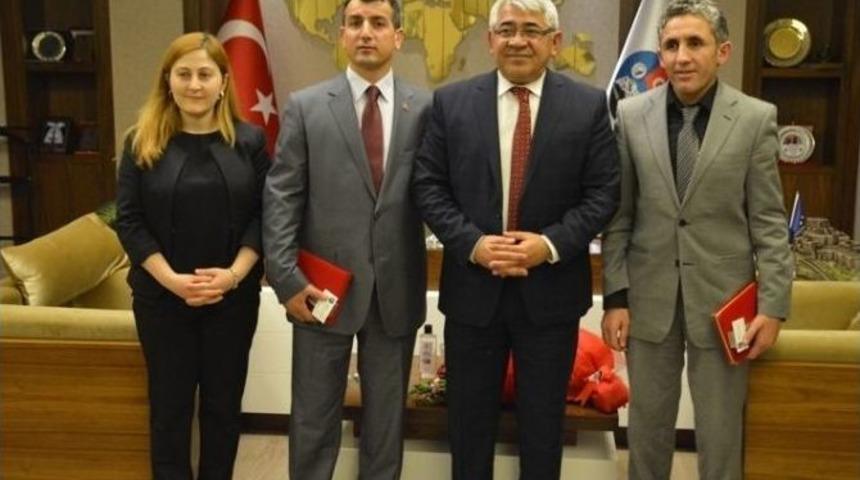 Başkan Kara&ccedil;anta&rsquo;dan Yılın &Ouml;ğretmenlerine Plaket