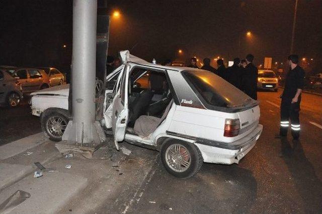 Otomobil Direğe &Ccedil;arptı: 1 Yaralı 1