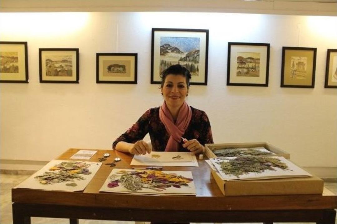 Bitkileri Boya, Cımbızı Fır&ccedil;a Olarak Kullanıyor