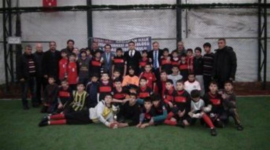 Kaymakam &Uuml;&ccedil;g&uuml;l'den Şampiyon &Ouml;ğrencilere Hediye