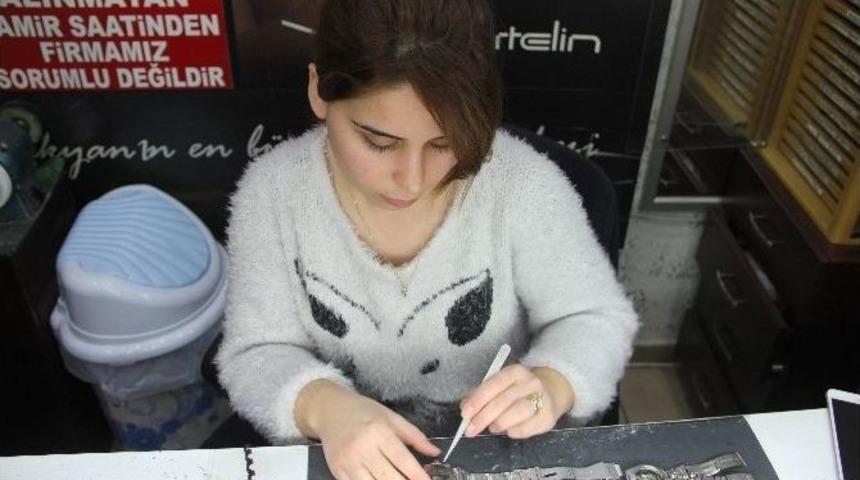 Tek Bayan Saat Tamircisi İlgi &Ccedil;ekiyor