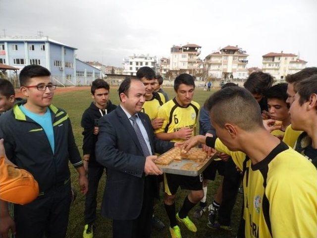 Ak Parti İlçe Başkanı Yıldıran’dan Sporculara Baklava