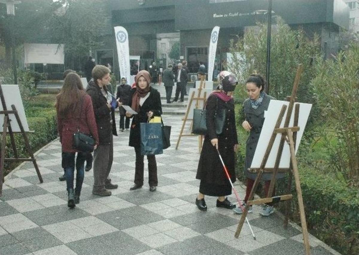 &Ouml;ğrenciler, Kamp&uuml;ste Kurulan &ldquo;engelsiz Sokak&rdquo;ta Bastonla Y&uuml;r&uuml;d&uuml;